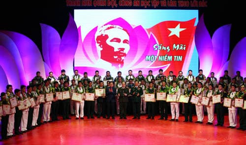 THUYẾT PHỤC NHÂN DÂN BẰNG VIỆC TỰ GIÁC NÊU GƯƠNG
