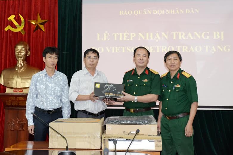 Báo Quân đội nhân dân tiếp nhận quà tặng của Vietsovpetro