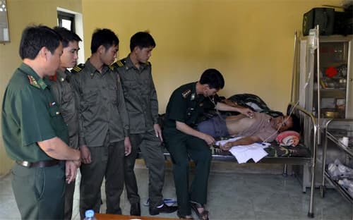 Cấp cứu kịp thời sĩ quan quân đội Lào