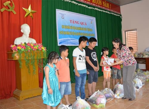 Tặng quà cho trẻ em là nạn nhân chất độc da cam TP Đà Nẵng