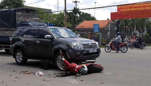 TP Hồ Chí Minh: Băng qua đường cụ ông bị ô tô đâm tử vong
