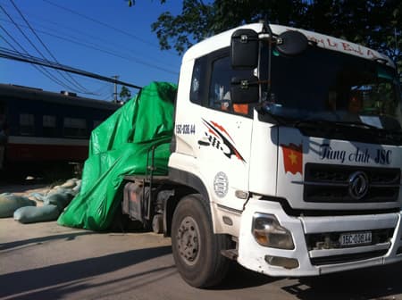 Cắt qua đường ray, xe tải trọng lớn bị tàu đâm gãy gập