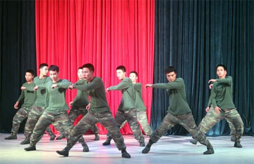 Phong trào luyện tập khiêu vũ ở Trung đoàn 335