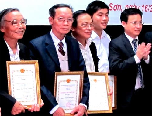 "Suy nghĩ trong buổi đón Huy hiệu Bác Hồ"