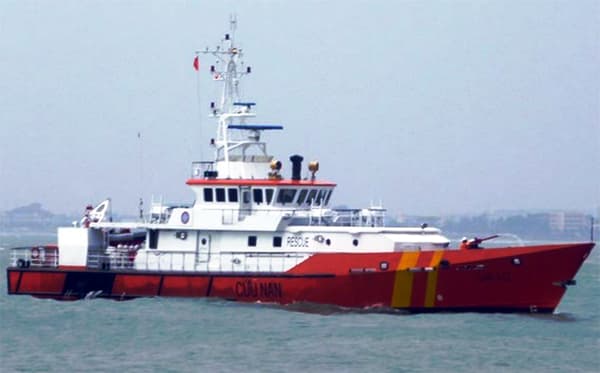 Đưa ngư dân gặp nạn trên vùng biển Hoàng Sa vào bờ cấp cứu