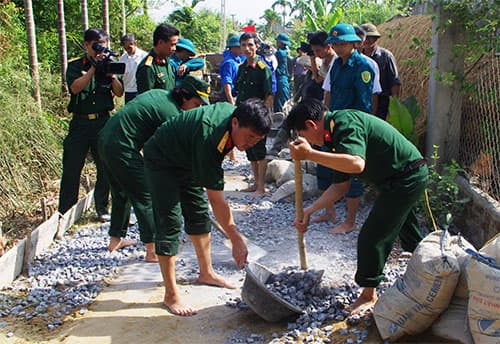 Sát cánh cùng nhân dân xây dựng nông thôn mới