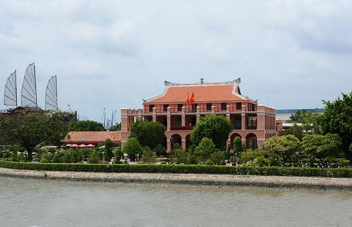 “Ai xuôi, ai ngược nhớ ghé Bến Nhà Rồng”