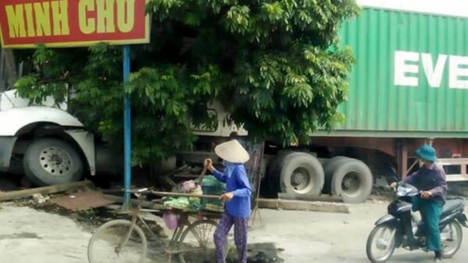 Xe container kéo theo rơ-moóc lao vào nhà dân ven Quốc lộ 10