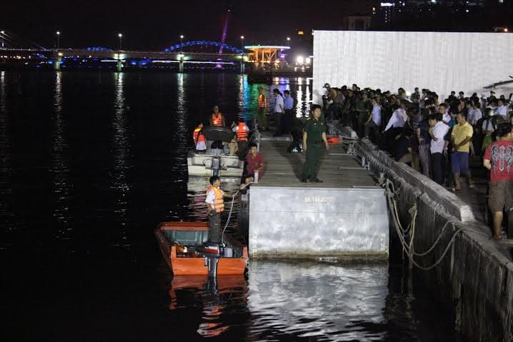 Chìm tàu du lịch giữa sông Hàn, 3 người mất tích