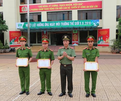 Đắk Lắk: Khen thưởng cán bộ, chiến sĩ giải cứu con tin từ đối tượng nghiện ma túy