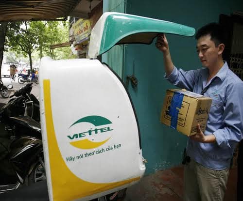 Viettel Post tiếp nhận bưu phẩm qua cửa hàng giao dịch Viettel