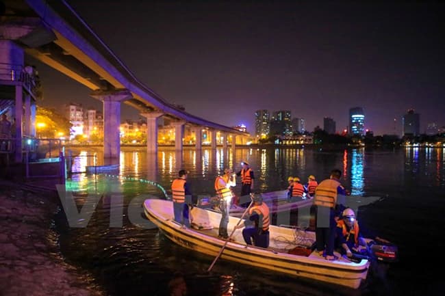 Hà Nội: Cơ bản khắc phục xong việc thu vớt cá chết, làm sạch môi trường hồ Hoàng Cầu