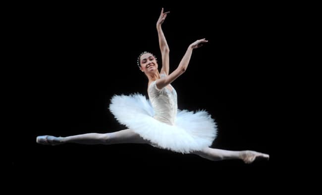 Ngôi sao ballet Mathilde Froustey: Thích chọc cho bà giận để được nghe tiếng Việt