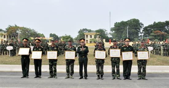 Bế mạc hội thi cán bộ huấn luyện và bắn súng quân dụng năm 2016