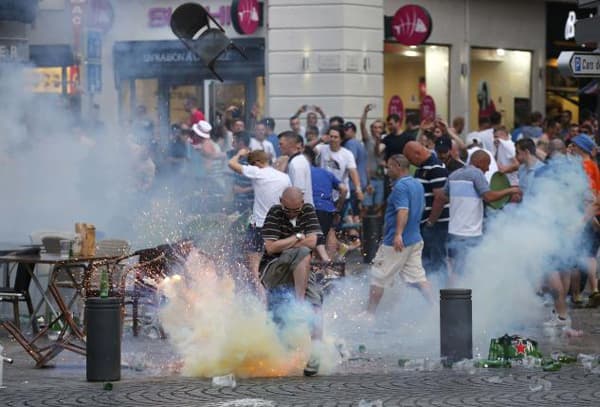 Euro 2016: CĐV Anh xô xát CĐV Nga