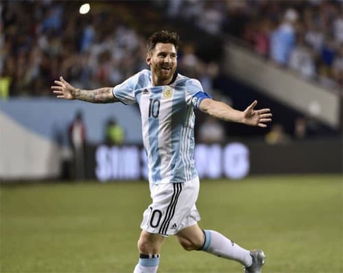 Chile thoát hiểm phút chót, Messi lập hat-trick "đè bẹp" Panama