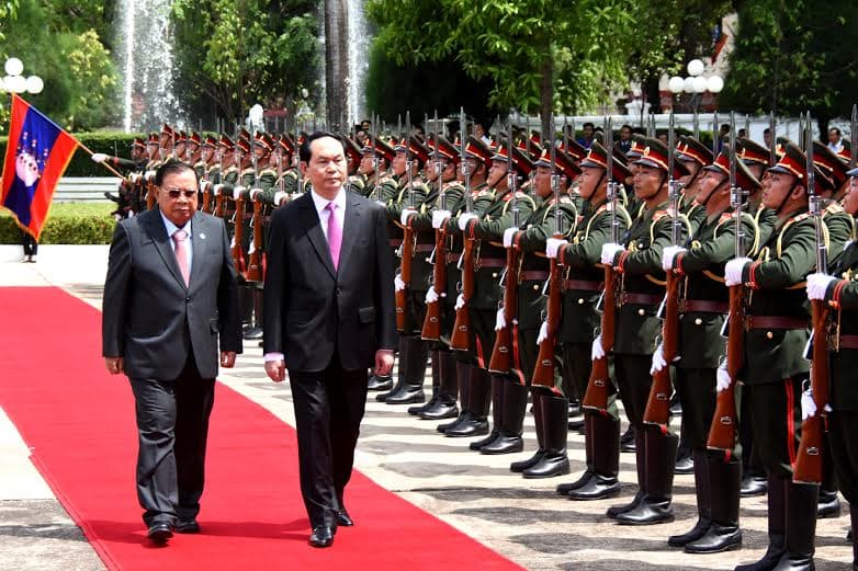 Chủ tịch nước Trần Đại Quang tới Vientiane, bắt đầu chuyến thăm cấp Nhà nước CHDCND Lào