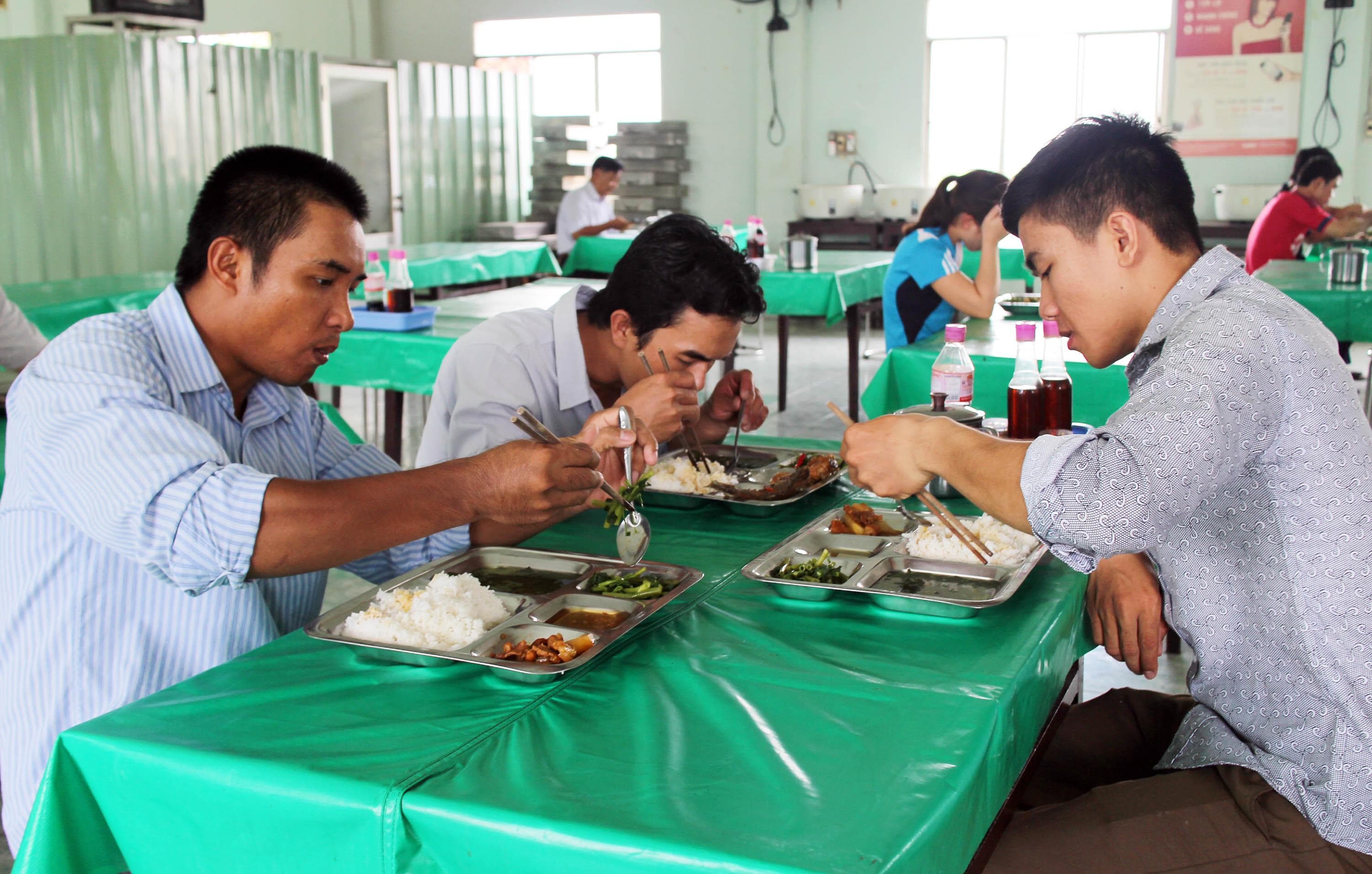Nỗ lực cải thiện bữa ăn cho người lao động