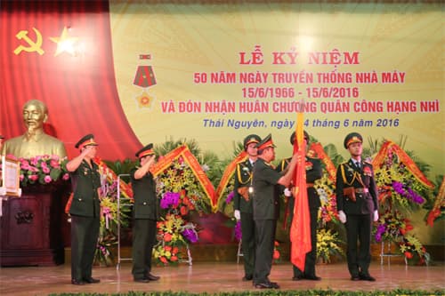 Nhà máy Z131 đón nhận Huân chương Quân công hạng nhì