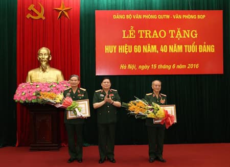 Trao Huy hiệu 60 năm, 40 năm tuổi Đảng tặng Đại tướng Phạm Văn Trà và Thượng tướng Trương Quang Khánh