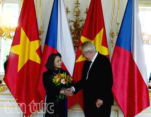 Phó chủ tịch nước Đặng Thị Ngọc Thịnh hội kiến Tổng thống và lãnh đạo Quốc hội CH Séc