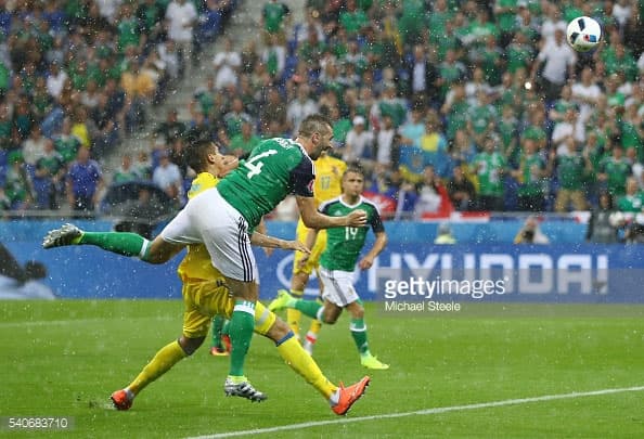 Thắng 2-0, Bắc Ailen nuôi hi vọng đi tiếp