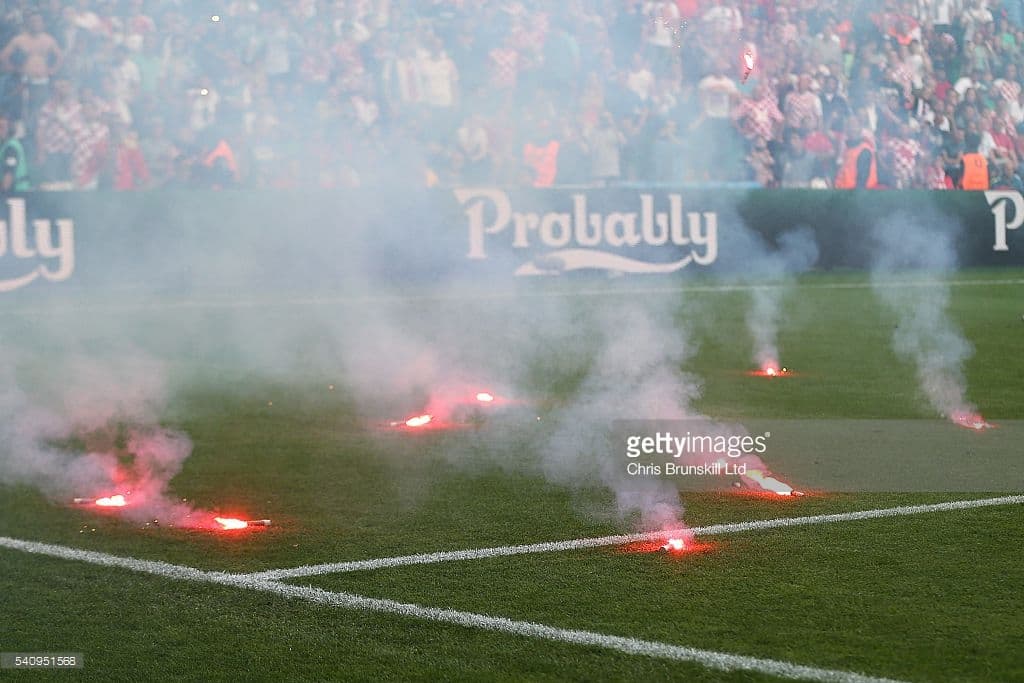 Croatia trước nguy cơ bị loại do CĐV đốt pháo sáng