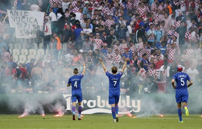 UEFA sẽ kiện Liên đoàn bóng đá Croatia vì để CĐV ném pháo sáng vào sân