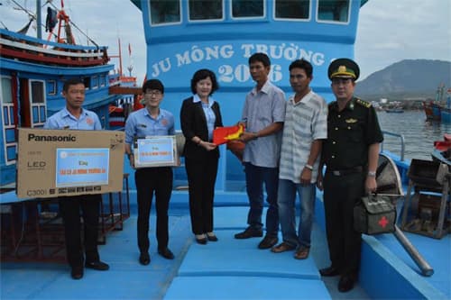 Công ty Yến Sào Khánh Hòa tặng quà ngư dân