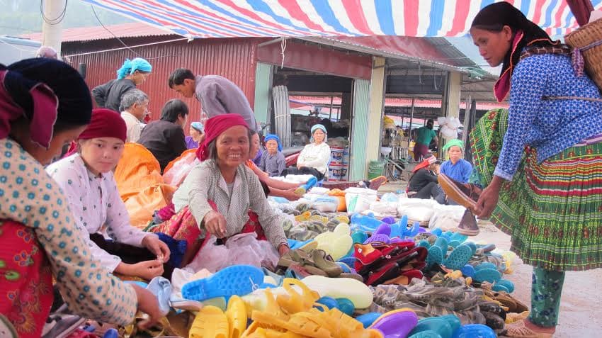 Nhộn nhịp chợ phiên Đồng Văn