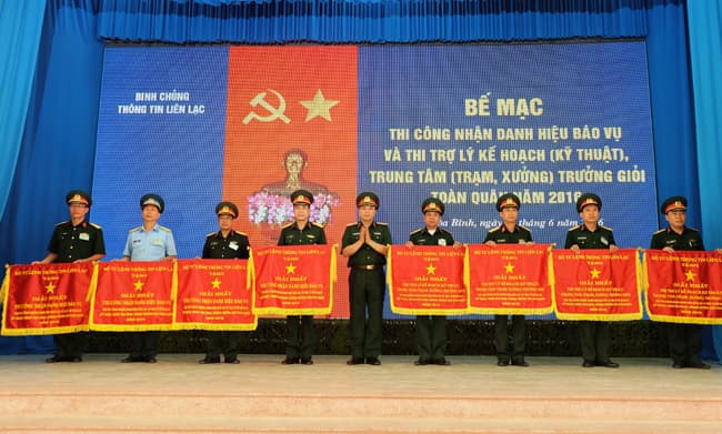 Binh chủng Thông tin liên lạc bế mạc Thi công nhận danh hiệu báo vụ