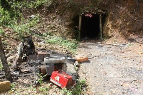 Kon Tum: Phá bỏ các hầm khai thác vàng trái phép ở huyện Ngọc Hồi
