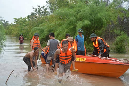 Giúp nhân dân sơ tán khỏi vùng ngập lụt