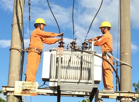 Đưa dòng điện về từng buôn làng ở Đắc Lắc