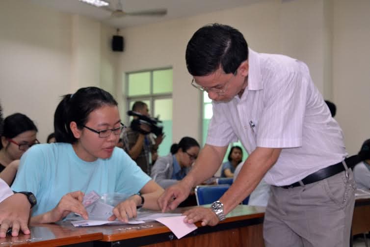 Thí sinh tại khu vực TP Hồ Chí Minh và Gia Lai làm thủ tục dự thi THPT năm 2016