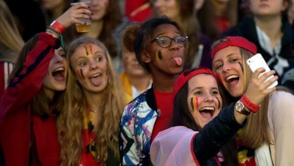 Phát tài nhờ bán sản phẩm ăn theo mùa Euro 2016