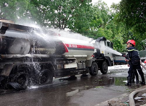 Dập tắt đám cháy cây xăng dầu khu vực Đền Lừ