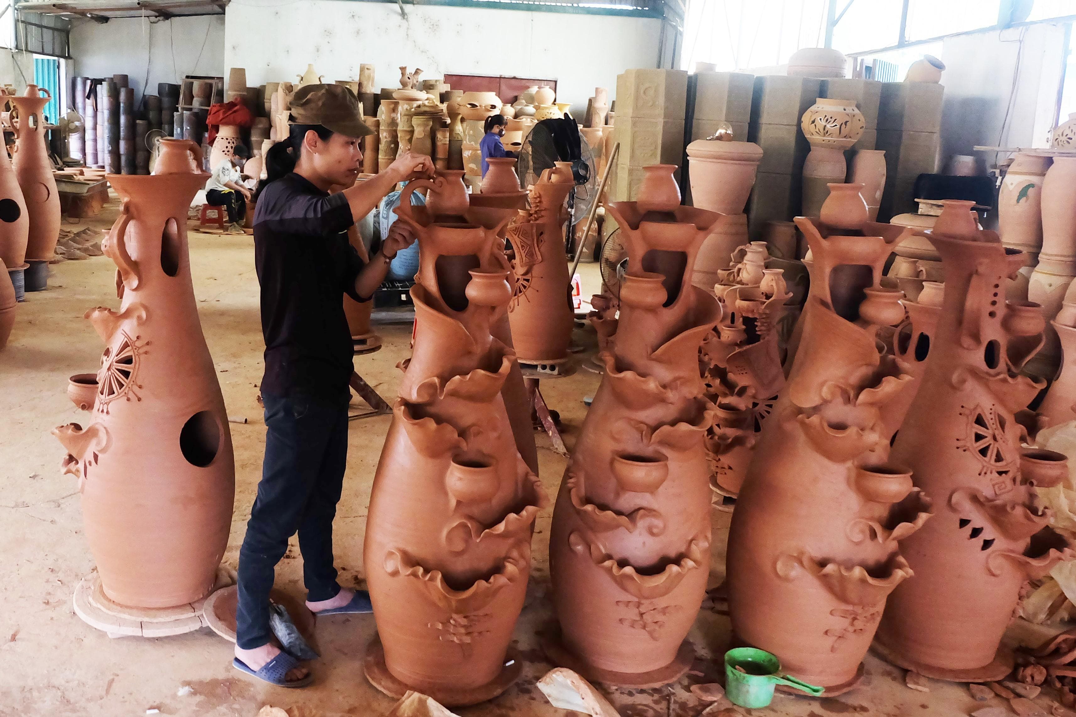 Gốm Phù Lãng tìm hướng đi giữ nghề truyền thống