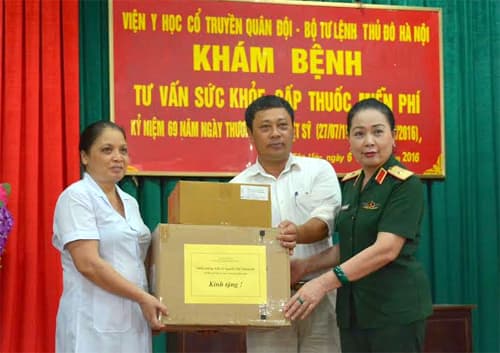 Khám bệnh, tư vấn sức khỏe, cấp thuốc, tặng quà người có công