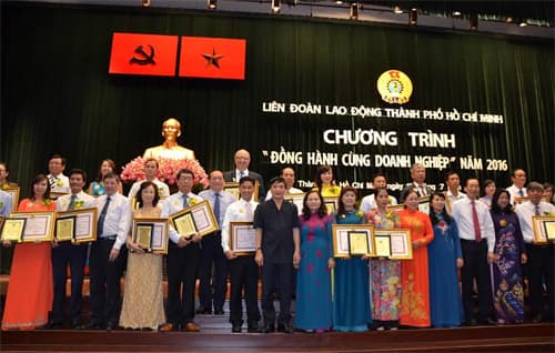 Biểu dương 34 doanh nghiệp tiêu biểu trong chương trình “Đồng hành cùng doanh nghiệp” năm 2016