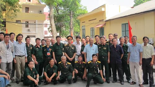 Tô thắm truyền thống “Trung đoàn mở đường thần tốc”