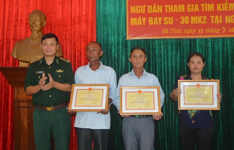 BĐBP tỉnh Hà Tĩnh trao thưởng cho ngư dân cứu sống phi công Su-30 MK2
