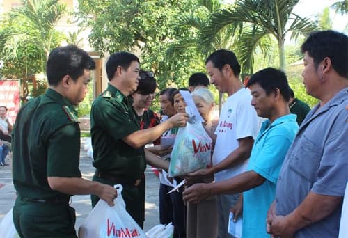 Tặng 500 suất quà cho ngư dân thành phố Đà Nẵng