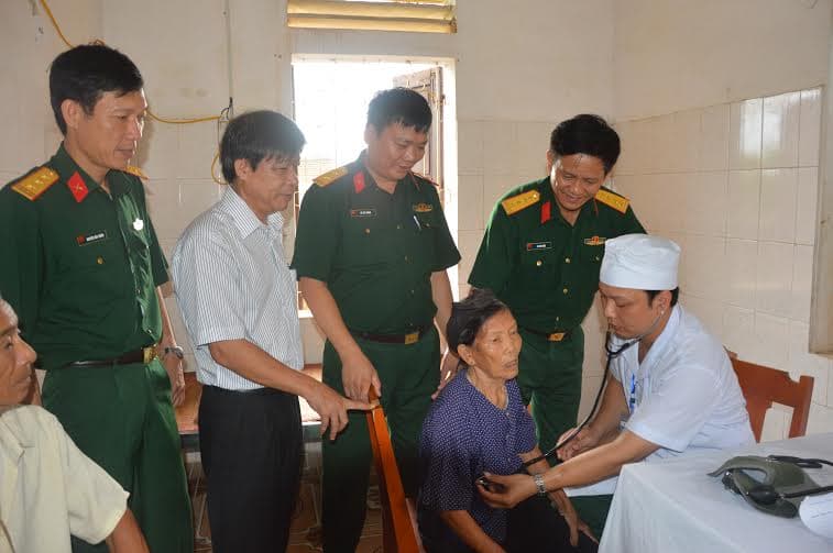 Bộ CHQS tỉnh Ninh Bình khám bệnh, cấp thuốc miễn phí cho các gia đình chính sách