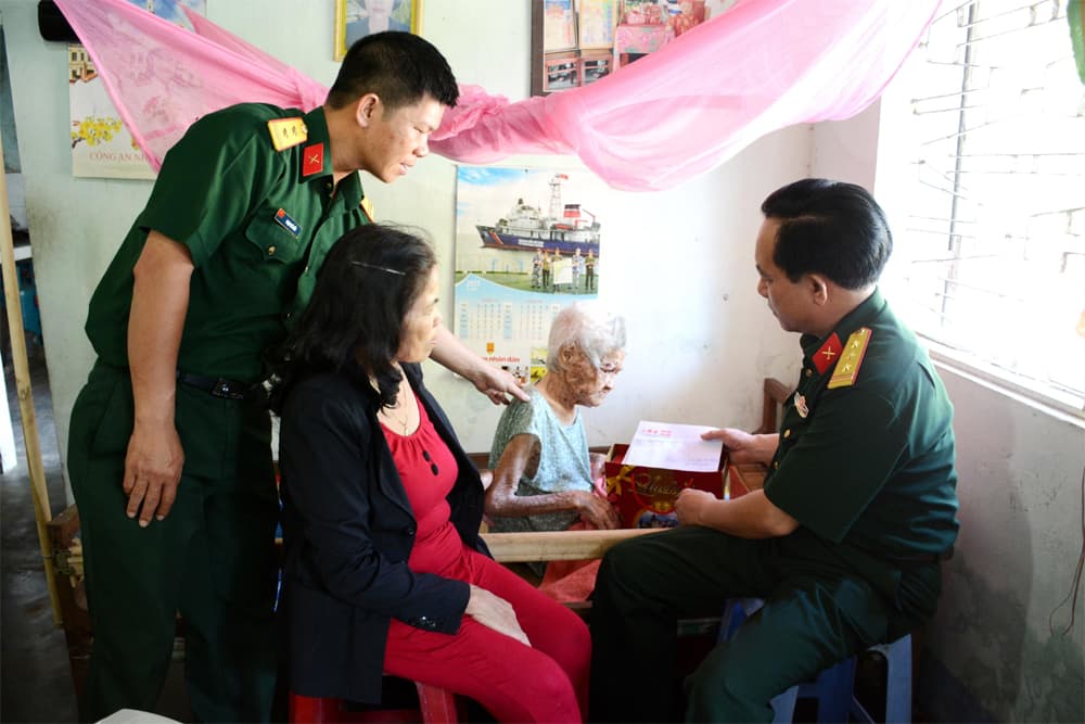 Các địa phương, đơn vị chăm lo người có công
