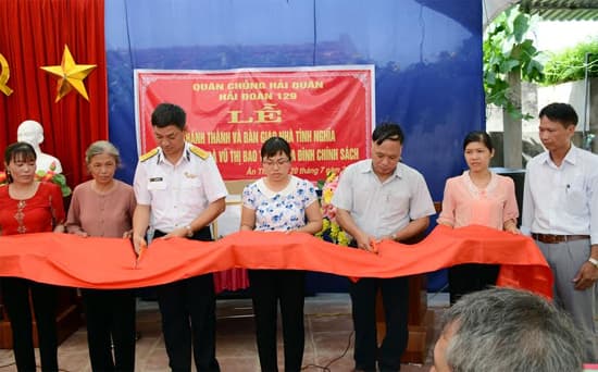 Trao, tặng nhà tình nghĩa tại Hưng Yên