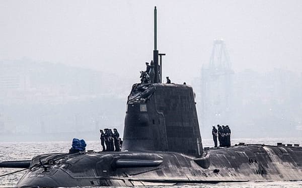 Tàu ngầm nguyên tử của Anh va phải tàu hàng khi tập luyện