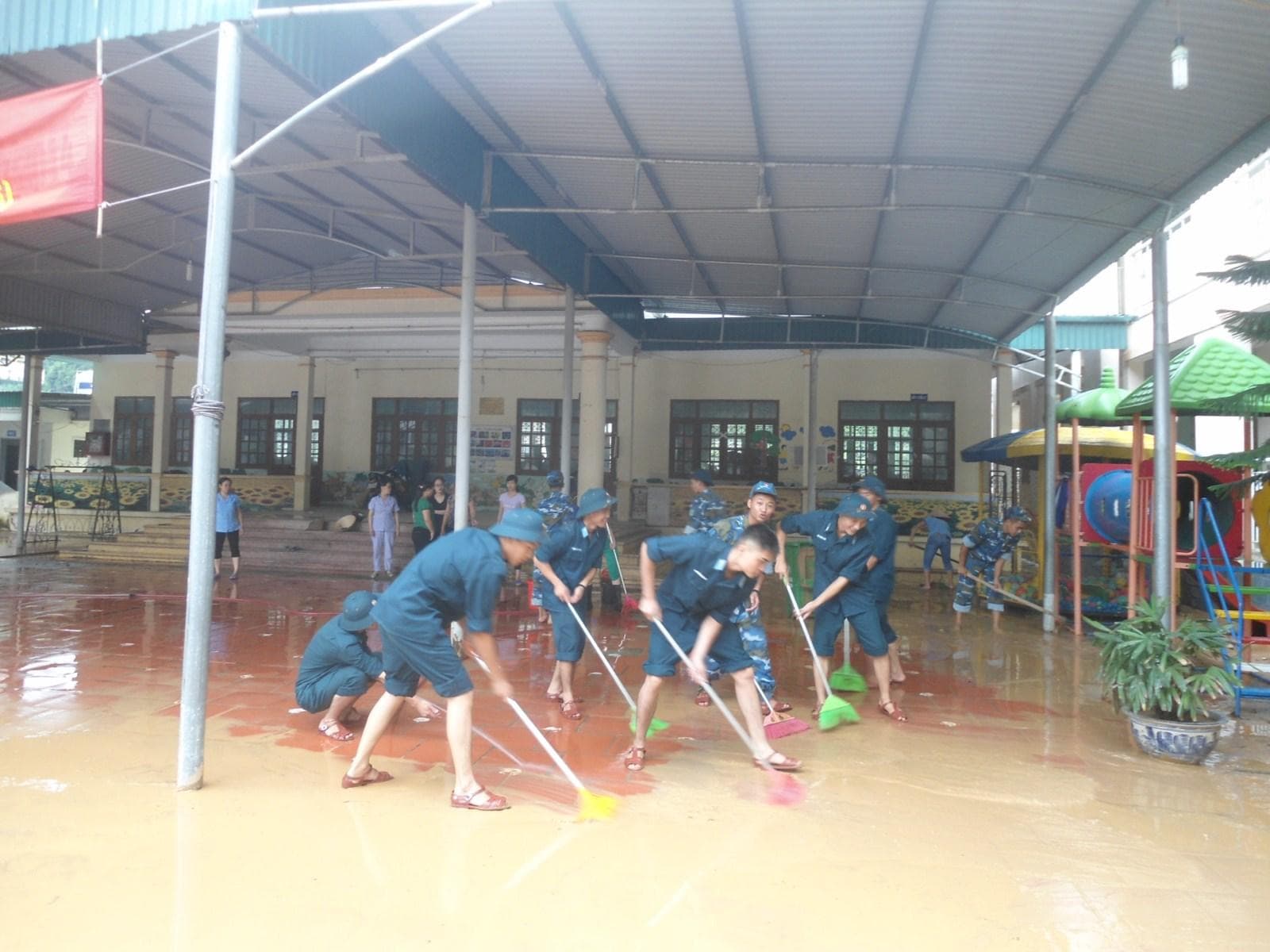 Giúp Trường Mầm non Quang Hanh khắc phục hậu quả mưa ngập