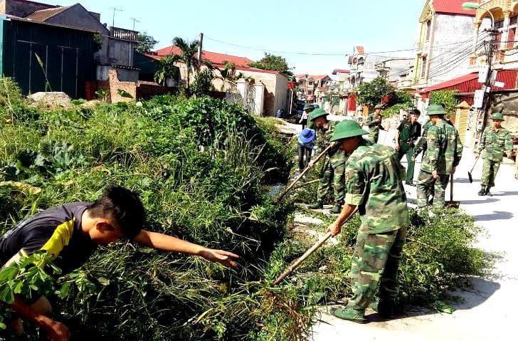Cán bộ, học viên Trường Sĩ quan Chính trị giúp nhân dân dọn vệ sinh môi trường