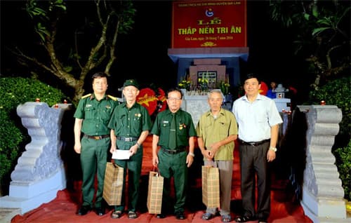 Đoàn thanh niên Tổng cục Chính trị thắp nến tri ân tại Nghĩa trang Liệt sĩ Kim Sơn
